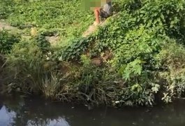 Criança é flagrada tentando se aproximar de jacarés em riacho de Arapiraca