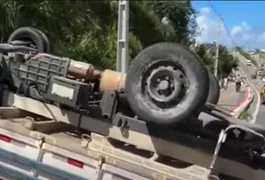 Motorista fica ferido após tombar caminhão com carga de concreto em Maceió