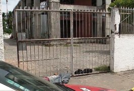 Adolescente é morto a tiros durante jogo de futebol em pátio de igreja no Vergel, em Maceió