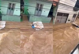 Em vídeo, homem aparece sendo arrastado pela correnteza de enchente no Grande Recife