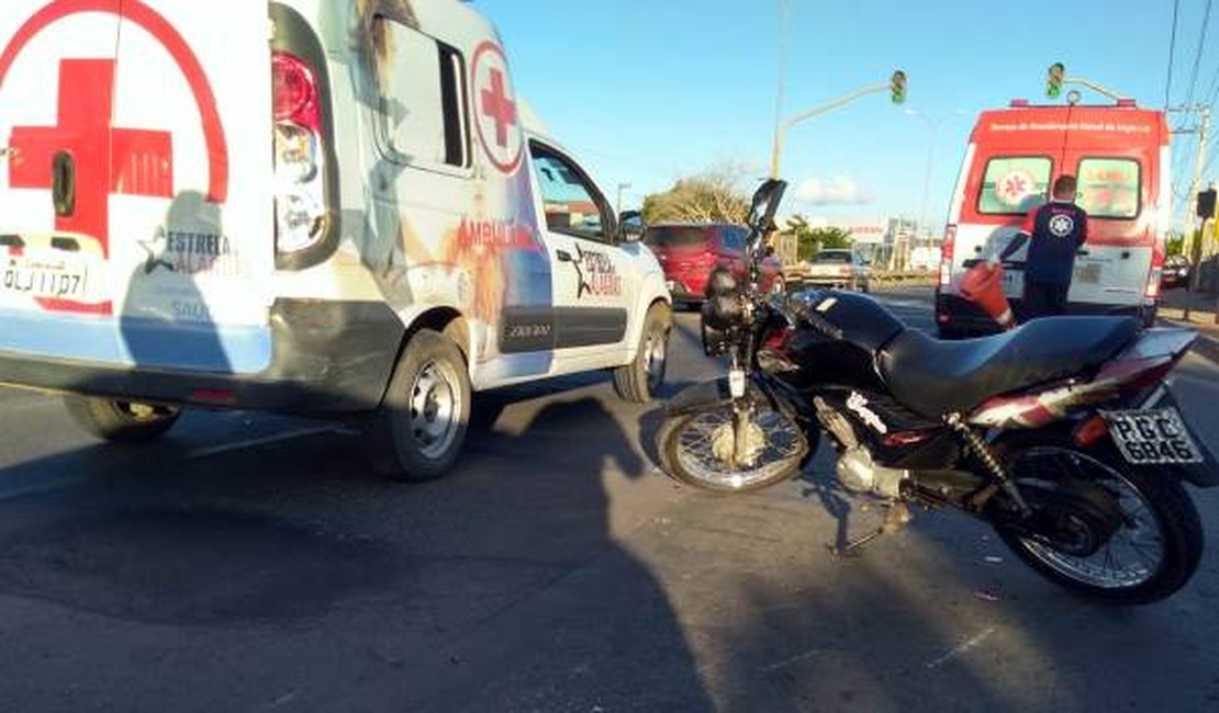 Colisão entre moto e ambulância deixa motociclista ferido na AL 220, em Arapiraca