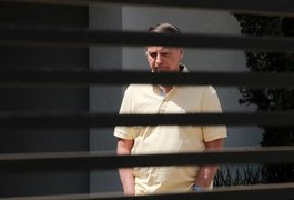 Bolsonaro pede liberação de visitas de Flávio na prisão domiciliar