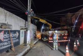 Caminhão guincho se choca contra poste de energia e danifica estrutura, em Arapiraca