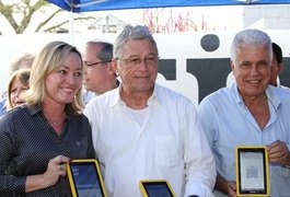 Governo entrega tablets e inaugura sistema de rede sem fio para modernizar escolas