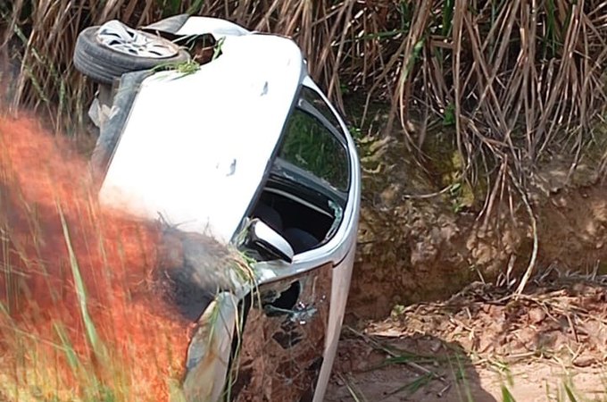 Carro capota, pega fogo e provoca incêndio em vegetação na BR-104, em Alagoas