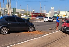 Condutor de caminhão baú perde o controle do veículo, atinge carro de passeio e só para ao derrubar muro em frente ao HEA