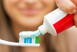Creme dental clareador realmente clareia os dentes?