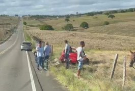 Motorista perde controle de carro em buraco e sofre acidente na AL-115, no Agreste alagoano