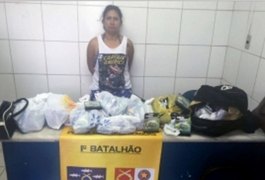 Baiana é detida suspeita de furtar objetos em supermercado na Ponta Verde