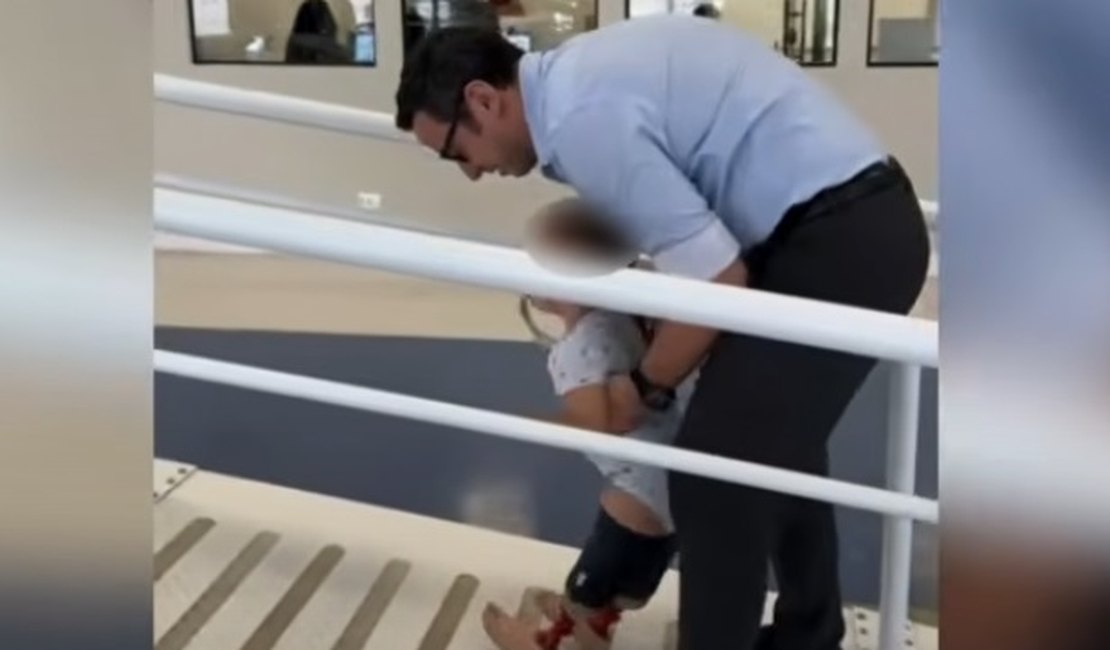 Após pai desviar doações, bebê amputado ganha prótese e dá primeiros passos