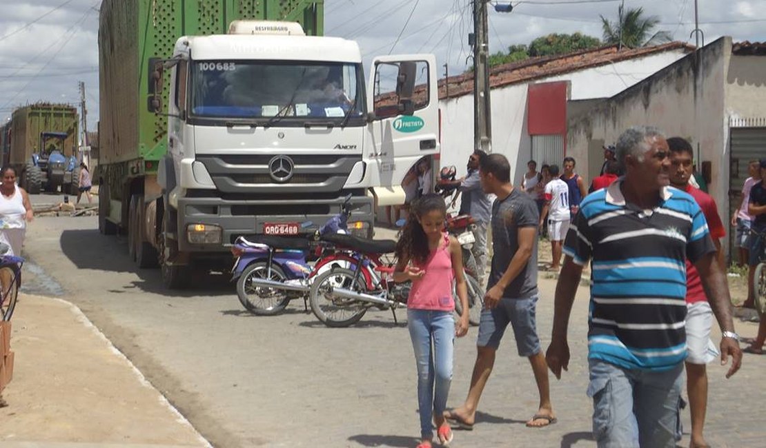 Moradores da Vila Bananeiras voltam a fechar avenida em protesto contra gaoilões
