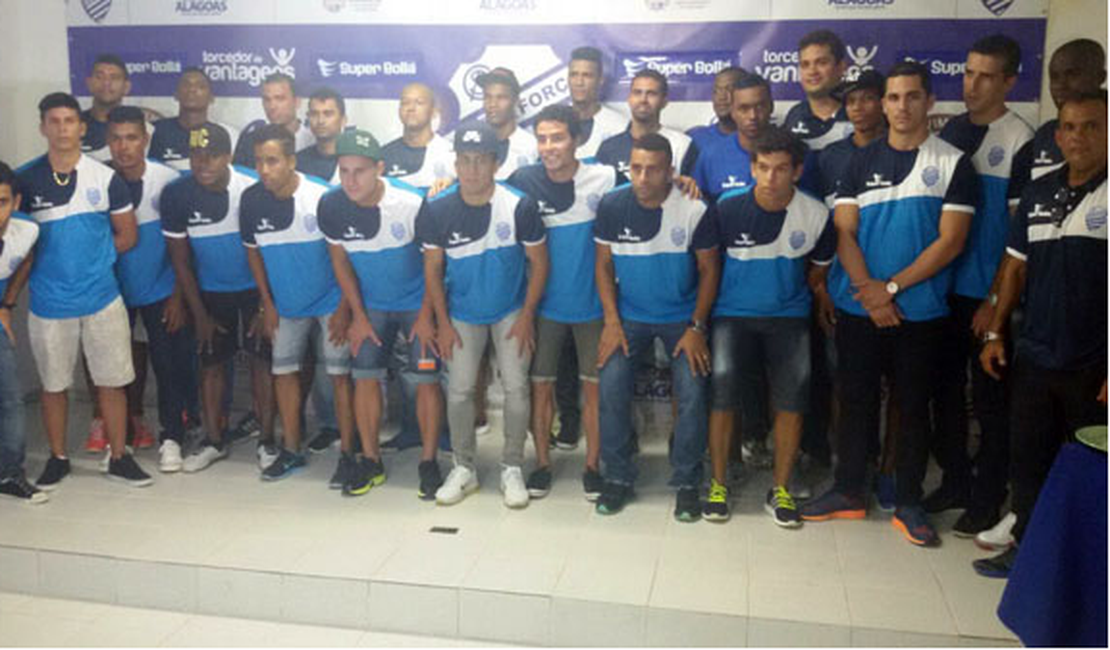 CSA apresenta treinador e jogadores para temporada 2015