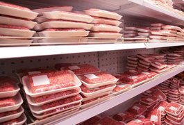 Mulher é presa dentro de supermercado tentando furtar oito quilos de carne