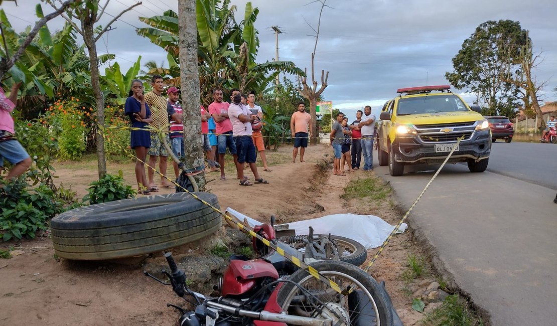 Motociclista sem capacete morre após perder o controle da moto e colidir em árvore na zona rural de Taquarana