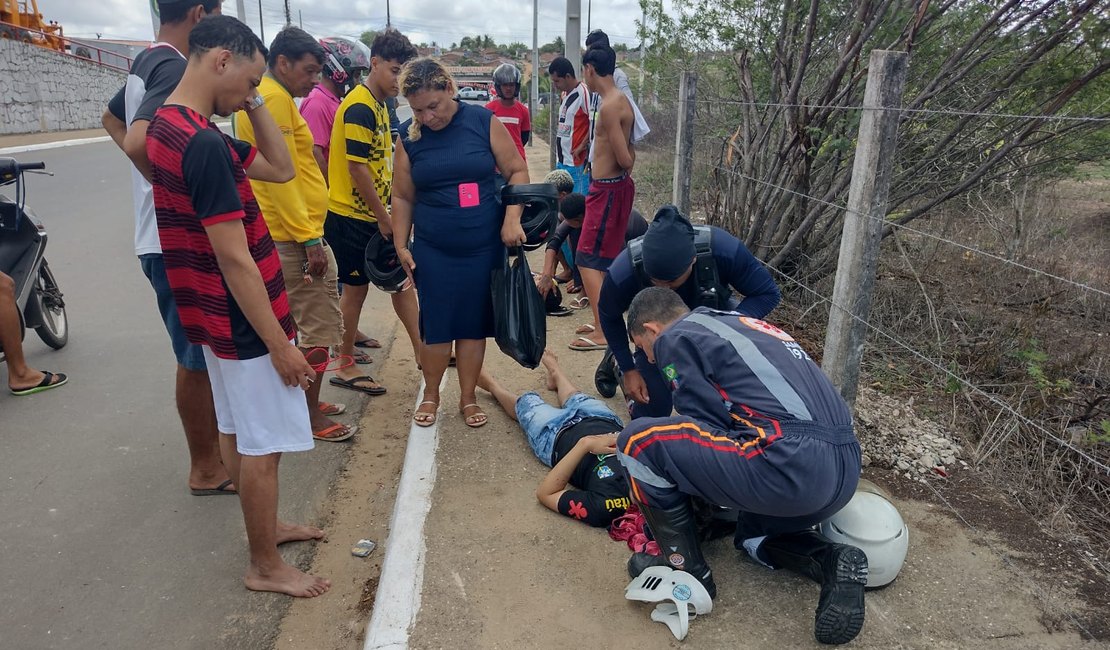 Jovens atingem cerca de arame farpado em saída de pista e ficam feridos em Arapiraca