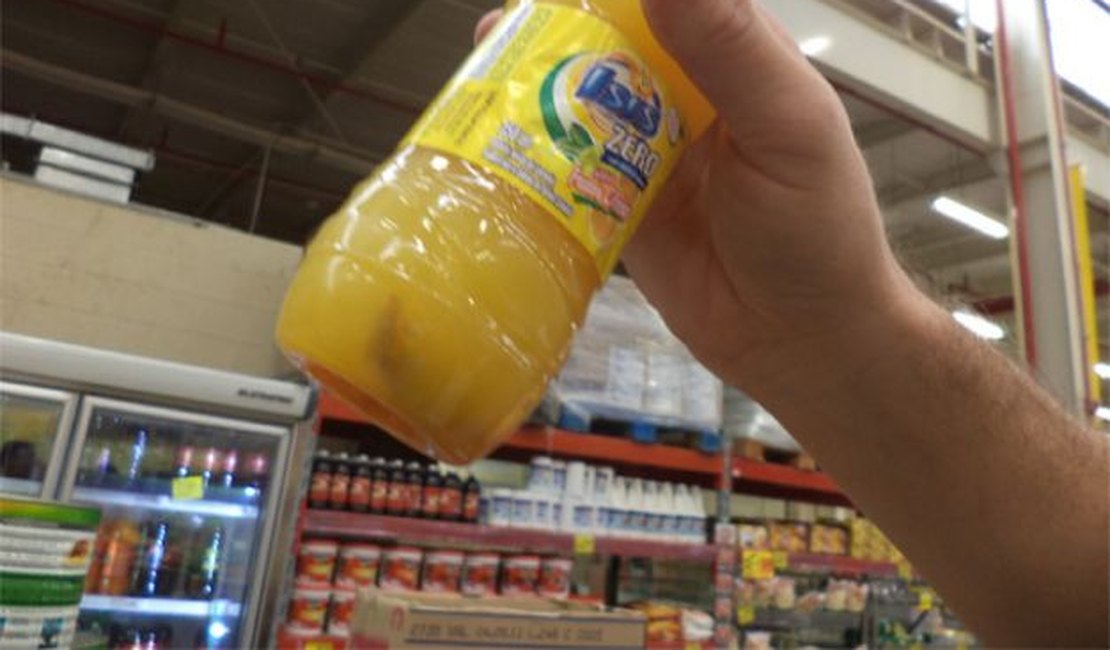 Procon flagra larvas de inseto dentro de sucos em supermercados de Arapiraca