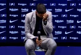 Suárez explica saída e chora em adeus ao Barcelona: 'Sonho que virou realidade'