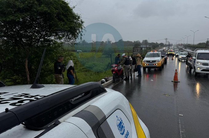 Dois homens em cinquentinha são atingidos por carro e ficam feridos em viaduto na AL-220, em Arapiraca