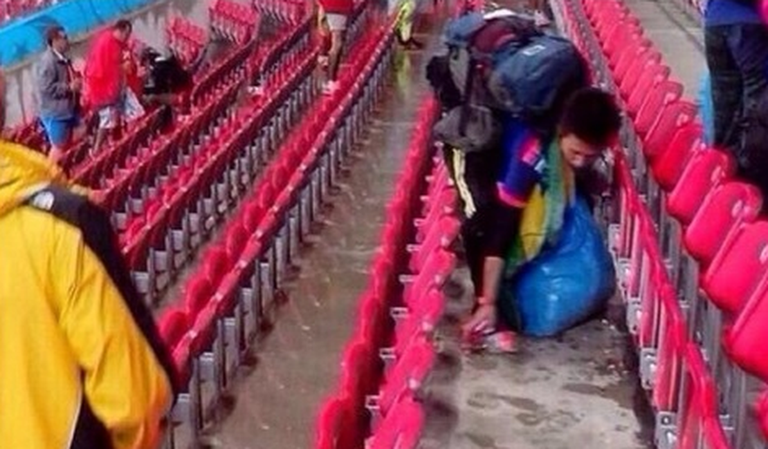 Saco de lixo para torcer e para limpar estádio. Japoneses dão exemplo