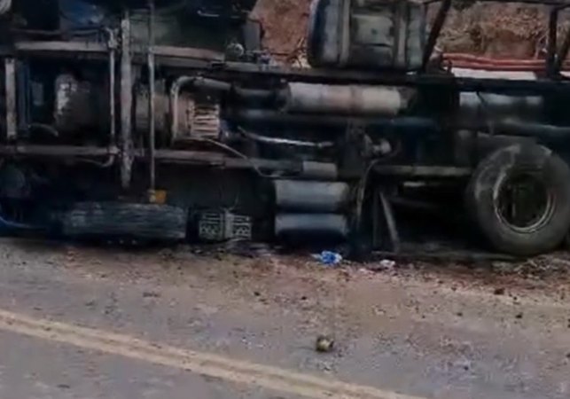 Caminhão que transportava carga de água mineral tomba em São Luís do Quitunde e motorista é socorrido
