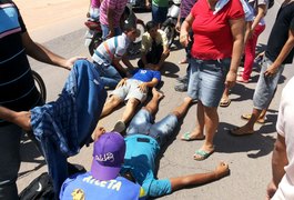 Pneu de moto fura e jovens sofrem acidente na AL-110 em Arapiraca