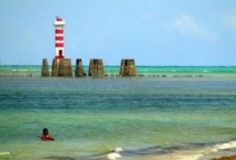 Turistas ficam ilhados em Farol da Praia da Ponta Verde, em Maceió