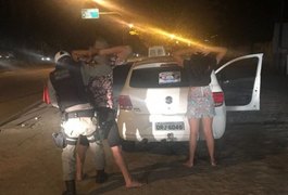 Mãe é presa por fornecer bebida alcoólica e entregar volante ao filho menor