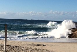Alerta de ressaca prevê ondas de até 2,5 metros de altura no litoral alagoano