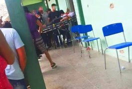 Estudante pega arma do pai e atira contra colegas de escola