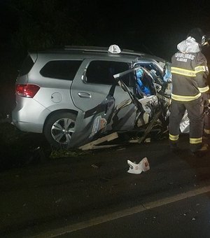 Veículo de passeio colide na traseira de retroescavadeira e uma pessoa morre no Litoral Norte