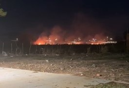 Incêndio atinge terreno com vegetação no bairro Itapuã e mobiliza Corpo de Bombeiros