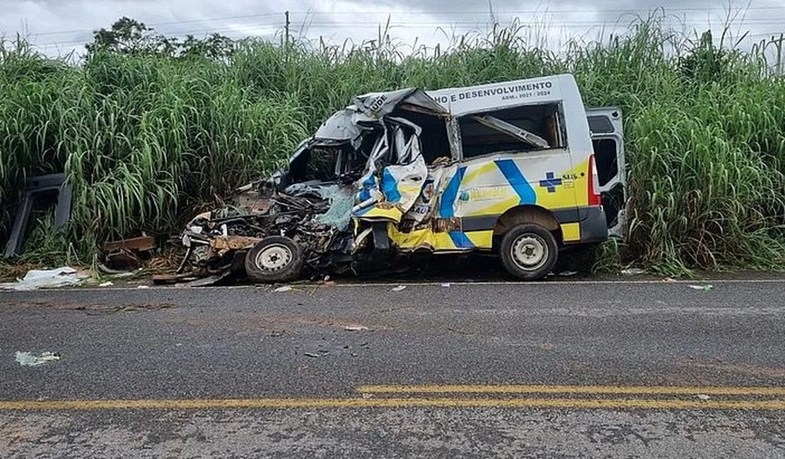 Bebê e outras 11 pessoas morrem em batida entre van com pacientes e carreta no TO