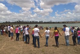 Amigos fazem corrente e oração por jovem desaparecido no Lago da Perucaba