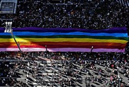 Com 19 trios elétricos, Parada Gay reúne multidão