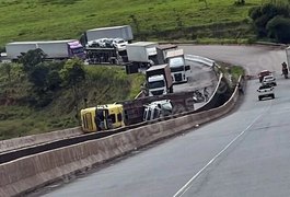Motorista fica ferido após caminhão-cegonha tombar na BR-101, em Jequiá da Praia