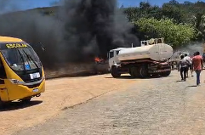 VÍDEO: Ao menos um ônibus fica em chamas no pátio de secretaria em Coité do Nóia