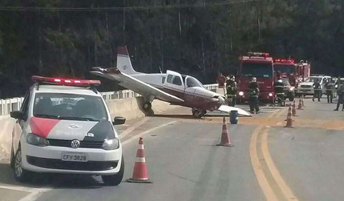 Avião de pequeno porte faz pouso forçado em rodovia de São Paulo