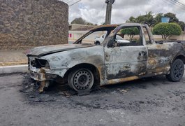 Picape é totalmente danificada por incêndio e vira sucata em Arapiraca