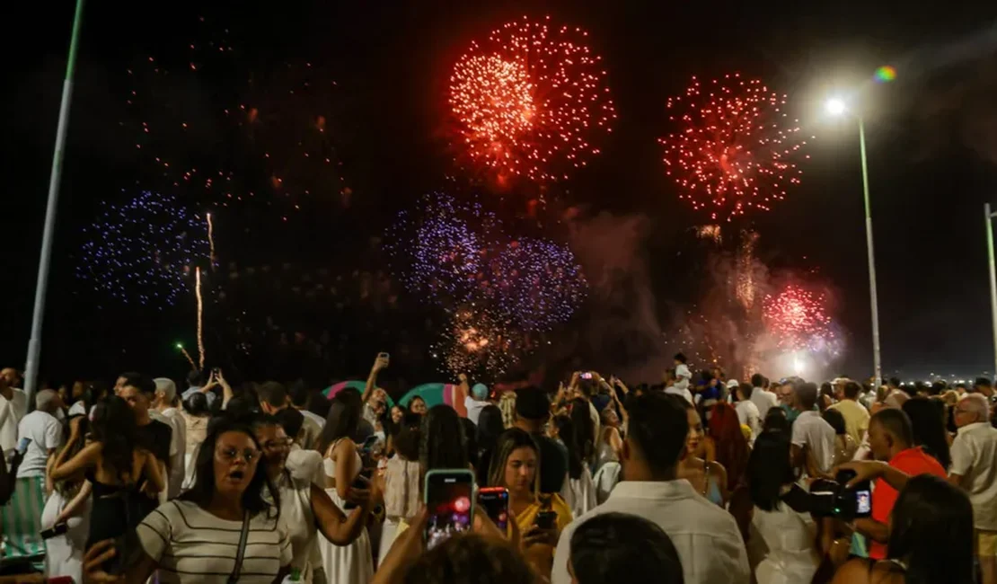 Réveillon em Maceió reúne multidão, tem fogos sem estampido e abre Verão Massayó com festa na orla e nos bairros