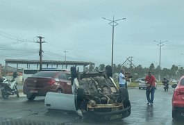 Motorista perde controle da direção, atinge pedestre e capota carro em Maceió