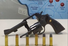 Homem é preso após ser denunciado por estar com revólver no interior de AL