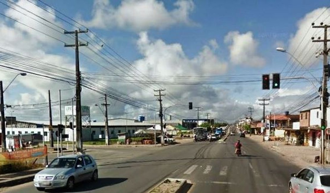 Motorista fura sinal vermelho e atropela jovem na faixa de pedestres