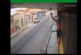 Homem é flagrado furtando lâmpada de estabelecimento comercial, em Arapiraca
