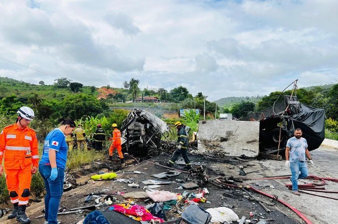 38 mortes já foram confirmadas em acidente entre três veículosna BR-116 em MG