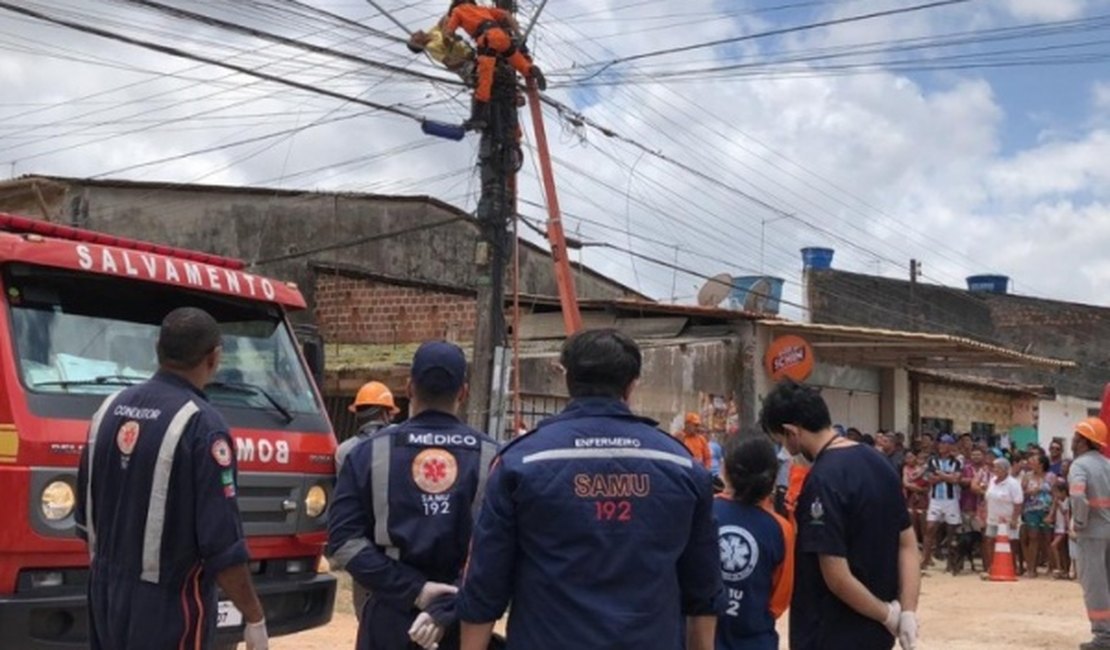 Homem morre eletrocutado em poste ao tentar fazer ligação clandestina de energia em Maceió
