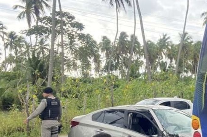 Trânsito fica lento após colisão entre ônibus, carro e moto na AL-101 Norte, em Maceió