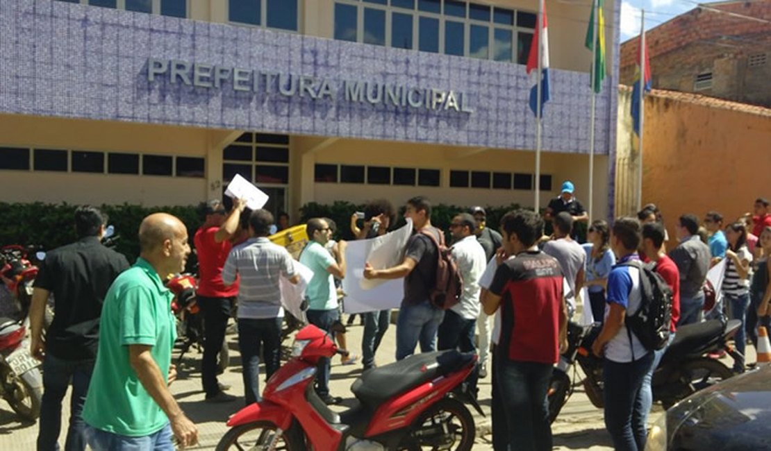 Aprovados em concurso realizam protesto e pedem convocação