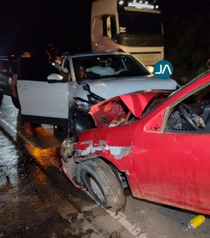 Colisão envolvendo dois veículos de passeio deixa pelo menos quatro pessoas feridas, em Arapiraca