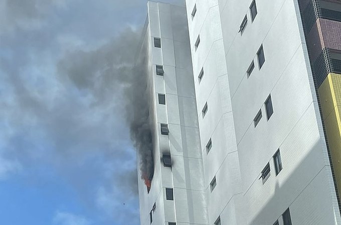 Apartamento pega fogo e assusta moradores na Ponta Verde, em Maceió