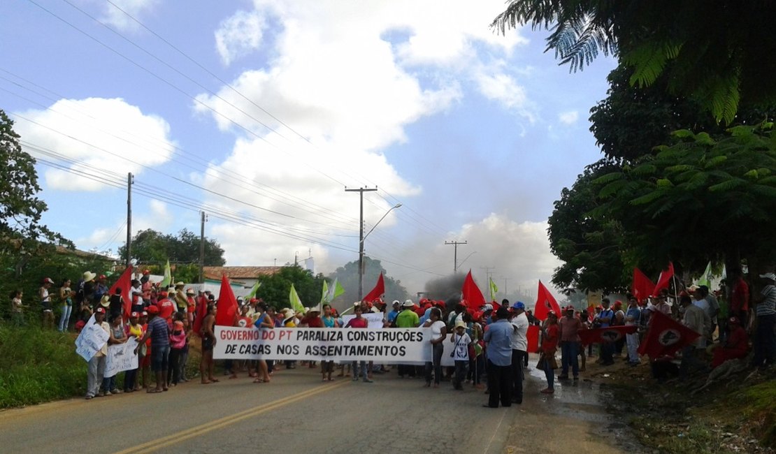 Manifestantes bloqueiam principais rodovias do Estado